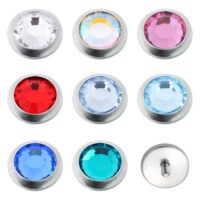 Runder Titan Aufsatz mit neun Kristallen in verschiedenen Farben auf weißem Hintergrund