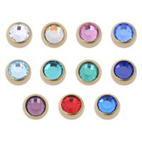 Goldene Gewindekugel mit bunten Kristallen Goldene Gewindekugeln mit facettierten Kristallen in verschiedenen Farben auf weißem Hintergrund