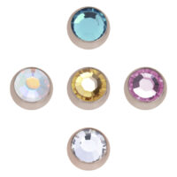 Roségoldene Piercingkugel mit Kristall Fünf roségoldene Piercingkugeln mit verschiedenen Kristallfarben auf weißem Hintergrund