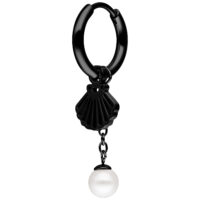 Schwarzer Ohrring aus Chirurgenstahl mit Muschel und Perle auf weißem Hintergrund