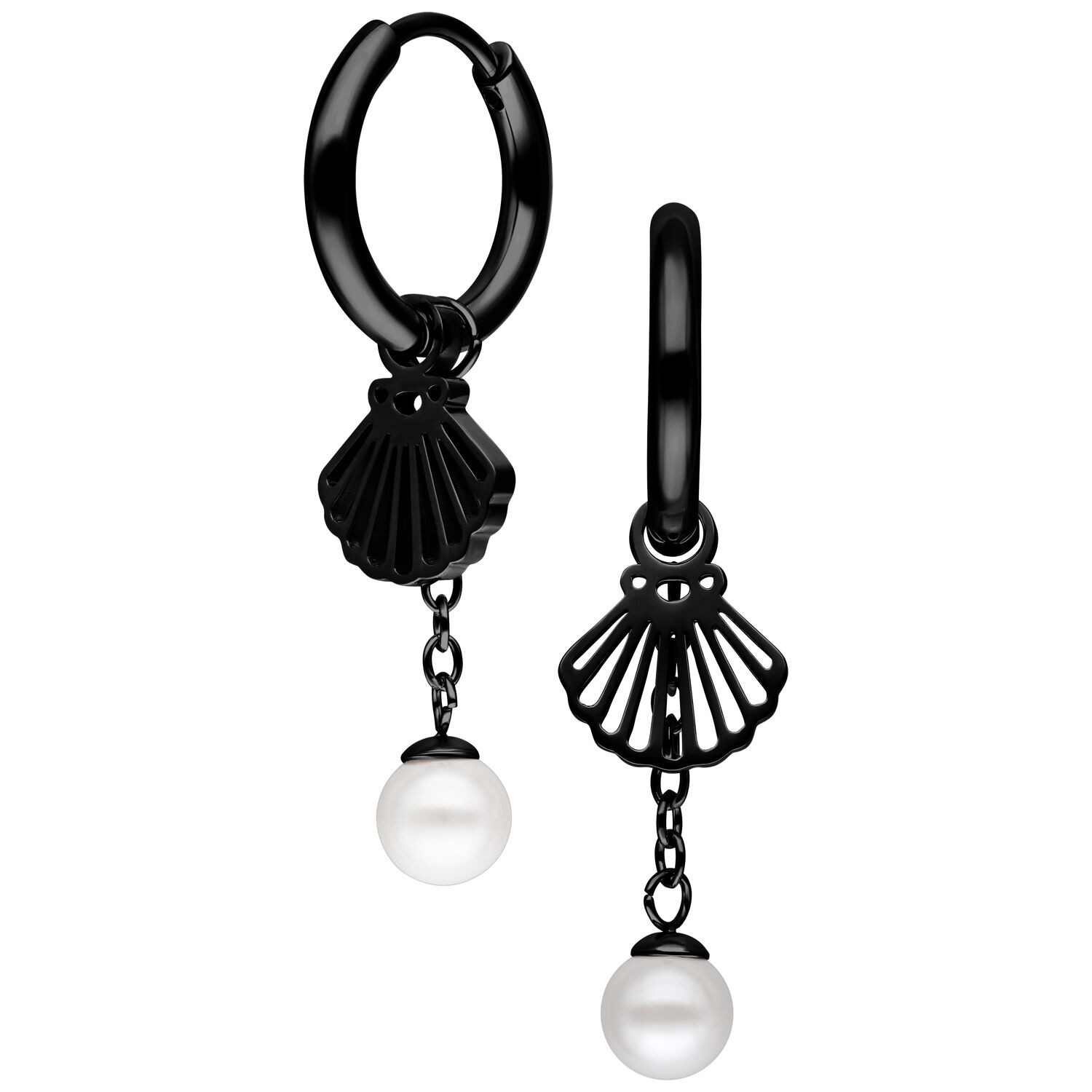 Schwarze Creolen mit Muschel-Anhänger und Perlen auf weißem Hintergrund