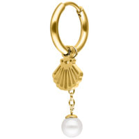 Goldene Creolen mit Muschelanhänger und Perle auf weißem Hintergrund