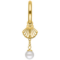 Goldene Creolen mit Muschel- und Perlenanhänger auf weißem Hintergrund