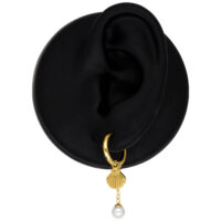 Goldene Mini-Ohrringe mit Muschel-Anhänger und Perle auf schwarzem Hintergrund