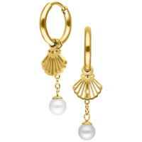 Goldene Creolen mit Muschel-Anhänger und Perle auf weißem Hintergrund