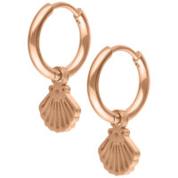 Roségoldene Mini Shell Hoops mit Muschelanhängern auf weißem Hintergrund