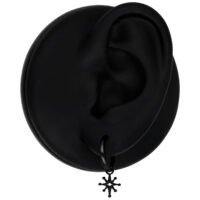 Schwarze Mini Polar Star Ohrringe an schwarzem Ohr auf weißem Hintergrund