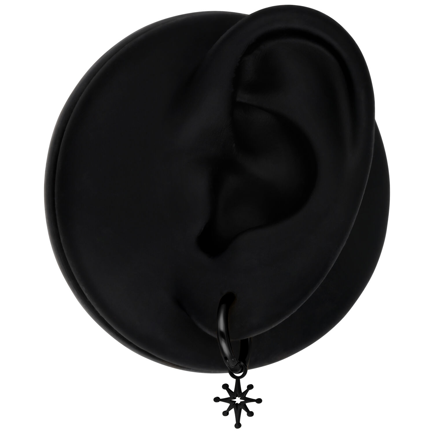 Schwarze Mini Polar Star Ohrringe an schwarzem Ohr auf weißem Hintergrund