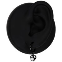 Schwarze Creolen mit Herzanhänger und Kristall auf schwarzem Ohrmodel