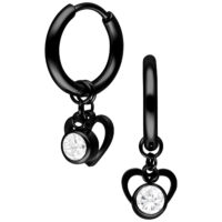 Schwarze Creolen mit Herzanhänger und Kristall auf weißem Hintergrund