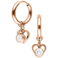 Roségoldene Creolen mit Herzanhänger und Kristall auf weißem Hintergrund