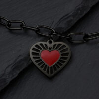 Schwarzes Sacred Heart Armband aus Chirurgenstahl Schwarzes Armband mit rotem Herzanhänger auf dunklem Hintergrund