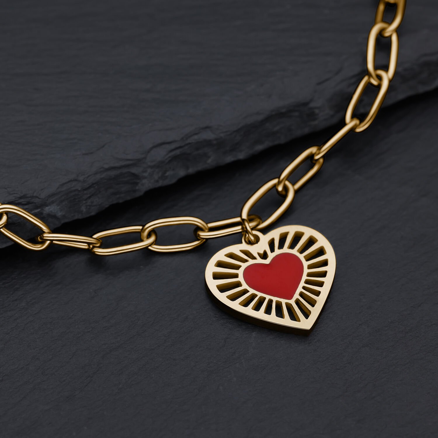 Sacred Heart Armband in Gold - Verstellbar Goldenes Armband mit Herzanhänger auf schwarzem Hintergrund