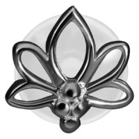 Musta Lotus Labret -koru Push-Fit-kiinnityksellä valkoisella taustalla