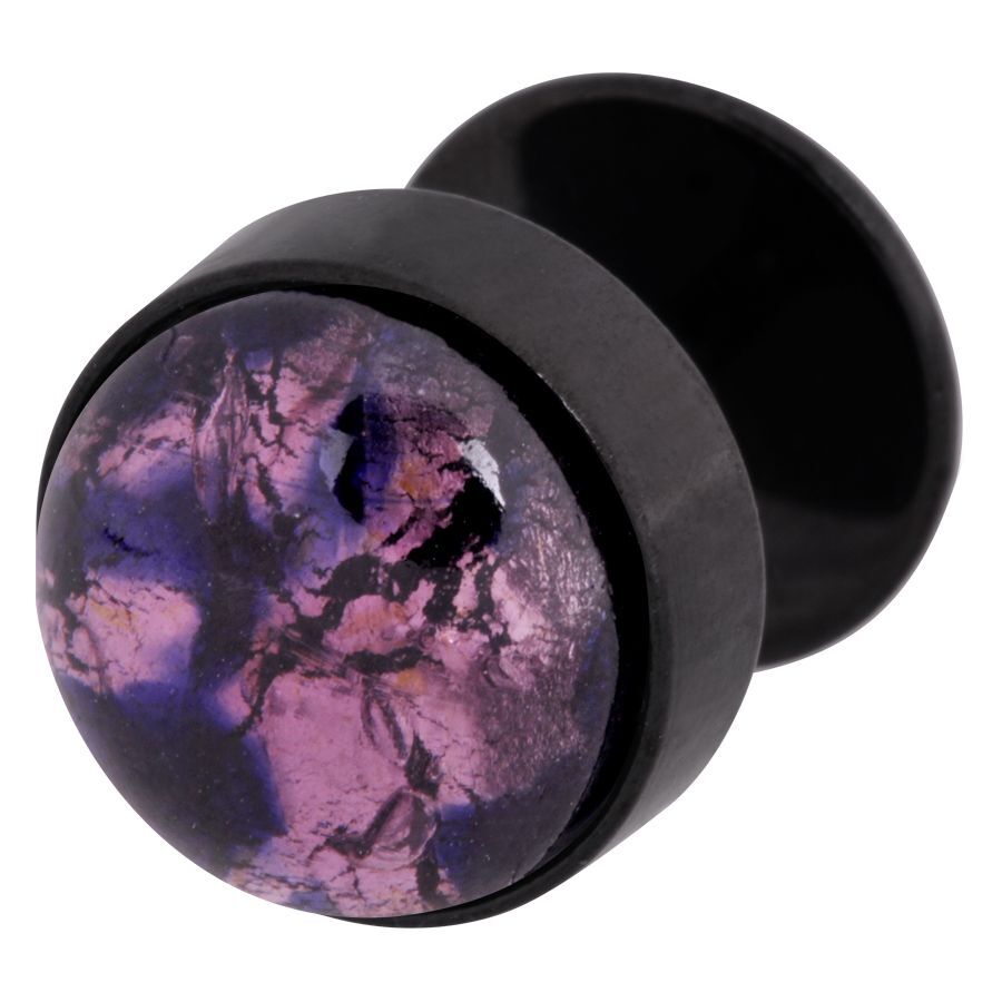 Musta feikkiplugi pinkki-violetilla kivellä valkoisella taustalla