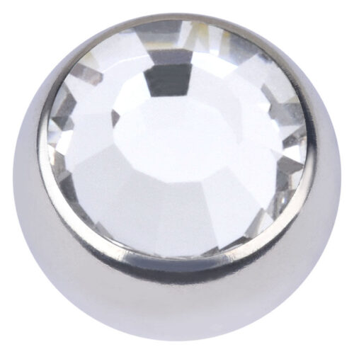 Silberne Kugel mit facettiertem, kristallklarem Stein auf weißem Hintergrund