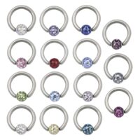 Mehrfarbige Clip in Ringe aus Titan mit Kristallkugeln auf weißem Hintergrund