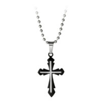 Musta ristikoru hopeaketjussa kirurginteräksestä valkoisella taustalla