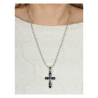 Hopeaketju mustalla ristikoruilla valkoisella neuleella