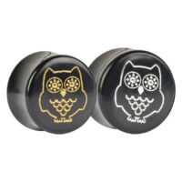 Gold- und Platin-Eulen Plug aus Horn Zwei runde Hornplugs mit Eulendesign in Gold und Platin auf weißem Hintergrund