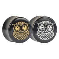 Niedliche Eulen Plugs aus Horn in Gold und Platin Zwei schwarze Horn-Plugs mit goldener und platinfarbener Eule auf weißem Hintergrund