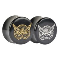 Zwei Angry Owl Plugs aus Horn mit Eulenmotiv in Gold und Platin auf weißem Hintergrund
