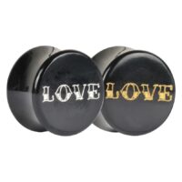 Love on Horn Deluxe Plugs Gold und Platin Zwei schwarze Hornplugs mit 'Love'-Schriftzug in Gold und Platin auf weißem Hintergrund