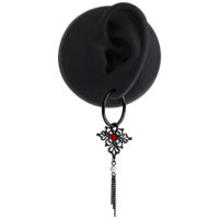 Schwarzer Sacred Heart Hoop-Ohrring mit rotem Herz und Kette auf schwarzem Hintergrund