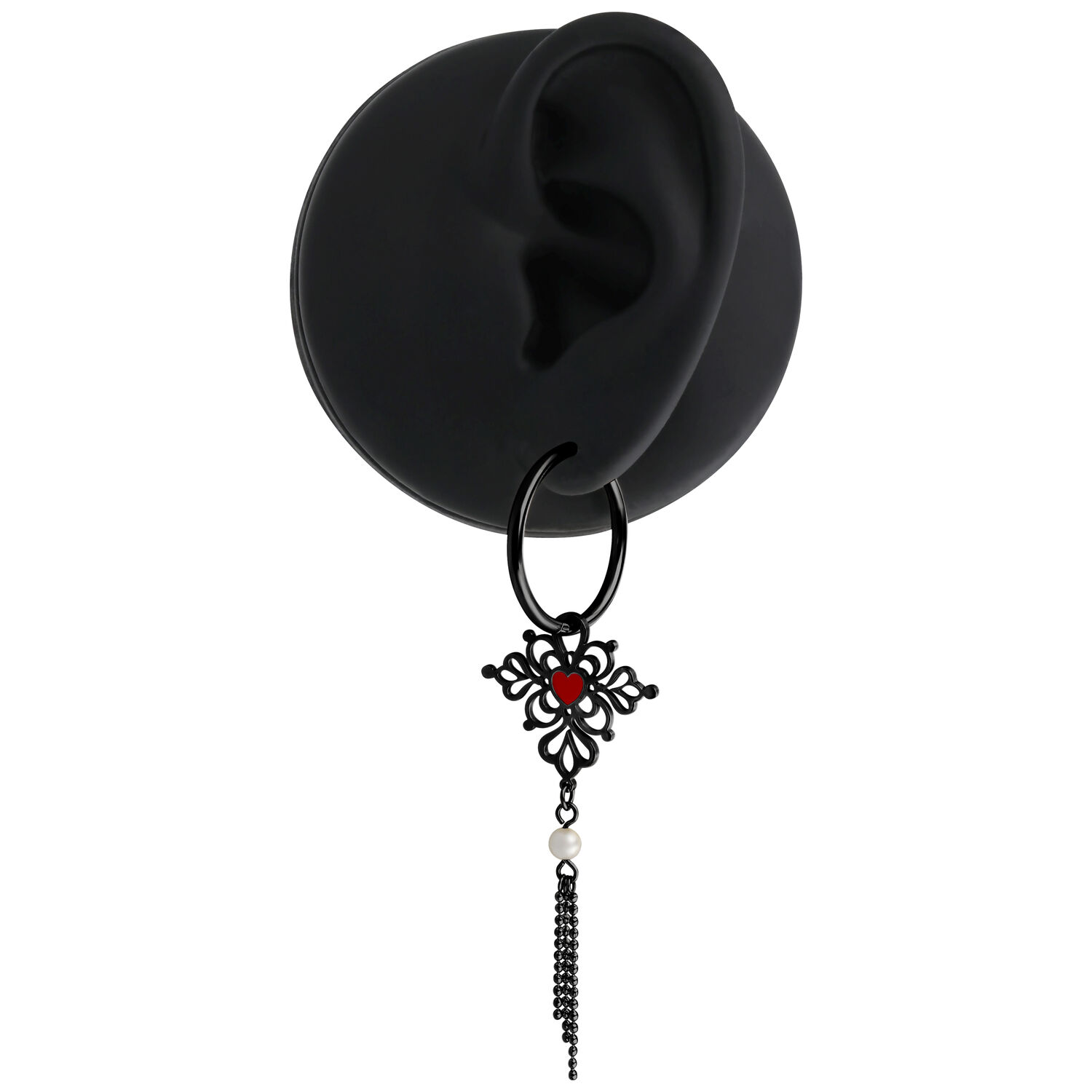 Schwarzer Sacred Heart Hoop-Ohrring mit rotem Herz und Kette auf schwarzem Hintergrund