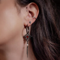 Schwarze Creolen mit Sacred Heart Design am Ohr getragen, Hochglanz, ohne Stein, Klappverschluss