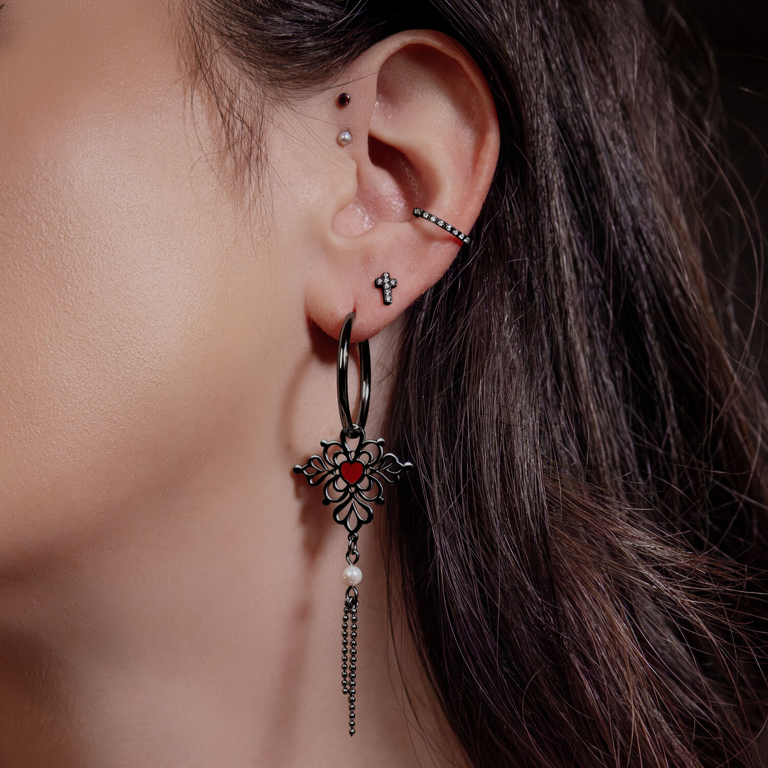 Schwarze Creolen mit Sacred Heart Design am Ohr getragen, Hochglanz, ohne Stein, Klappverschluss