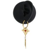 Goldene Creolen mit rotem Herzanhänger an schwarzem Ohrmodell