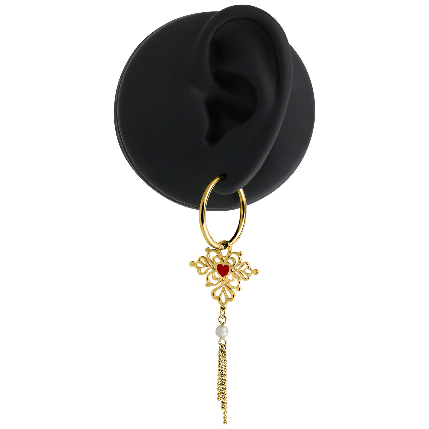 Goldene Creolen mit rotem Herzanhänger an schwarzem Ohrmodell
