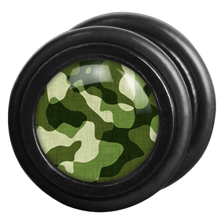 Pyöreä camouflage-feikkiplugi mustana ja vihreällä maastokuviolla valkoisella taustalla
