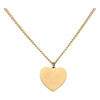 Kultaketju kaiverrettavalla sydänriipuksella valkoisella taustalla