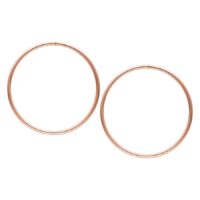 Kaksi suurta, onttoa ruusukultaista korvarengasta valkoisella taustalla