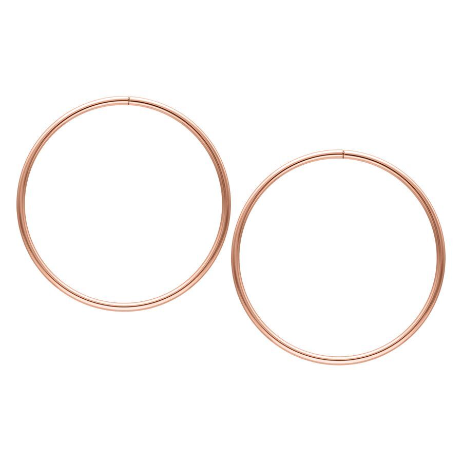 Kaksi suurta, onttoa ruusukultaista korvarengasta valkoisella taustalla