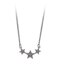 Hopeinen ketju, jossa kolme tähtimuotoista riipusta valkoisella taustalla