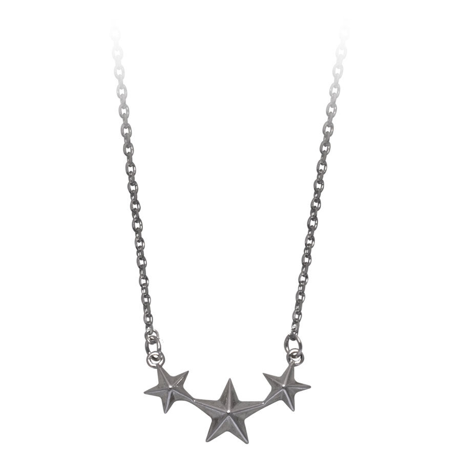 Hopeinen ketju, jossa kolme tähtimuotoista riipusta valkoisella taustalla