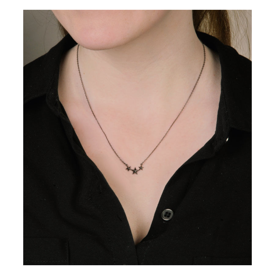 Wildcatin hopeaketju Three Stars mustan paidan päällä