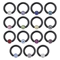 Schwarze Klemmkugelringe mit verschiedenen farbigen Kristallen auf weißem Hintergrund