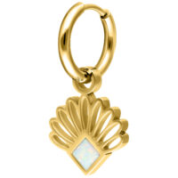 Goldene Opalfächer-Ohrringe aus Chirurgenstahl Goldene Ohrringe mit Opalfächer-Anhänger auf weißem Hintergrund