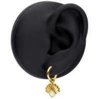 Goldene Opal Creolen mit Fächermotiv Goldene Creole mit synthetischem Opal und Fächermotiv an schwarzem Ohrmodell