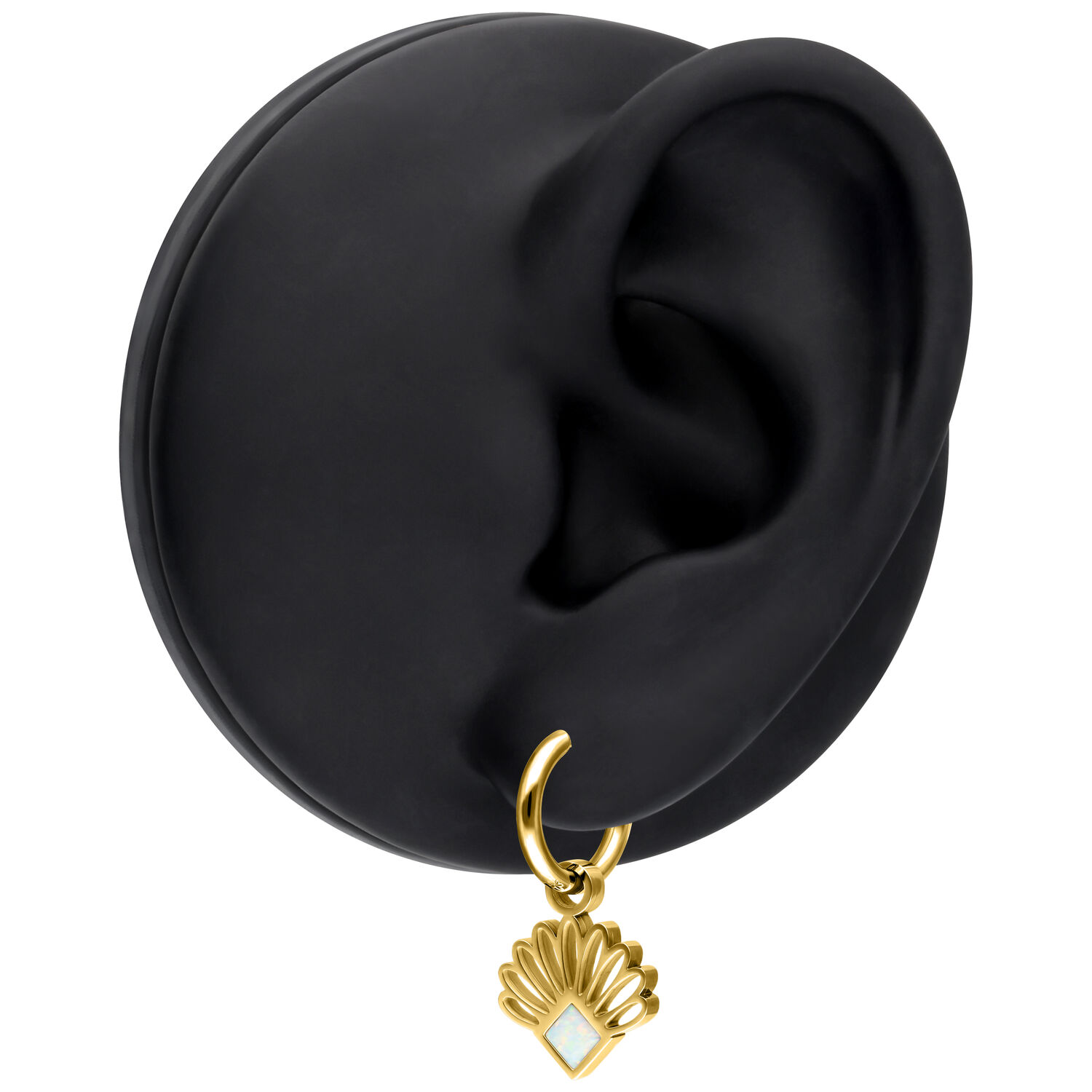 Goldene Opal Creolen mit Fächermotiv Goldene Creole mit synthetischem Opal und Fächermotiv an schwarzem Ohrmodell