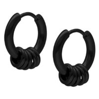 Kaksi mustaa korvarengasta, joissa viisi rengasta kiiltävästä kirurginteräksestä valkoisella taustalla