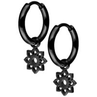 Schwarze Mini Flower Hoops aus Chirurgenstahl Schwarze Ohrringe aus Chirurgenstahl mit Blumenanhängern auf weißem Hintergrund