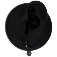 Schwarze Mini Flower Hoops Ohrringe Schwarzer Mini Flower Hoop Ohrring an einem Modell-Ohr auf schwarzem Hintergrund