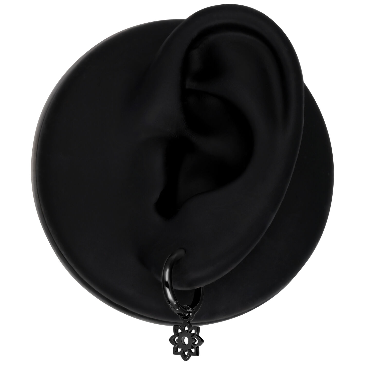 Schwarze Mini Flower Hoops Ohrringe Schwarzer Mini Flower Hoop Ohrring an einem Modell-Ohr auf schwarzem Hintergrund