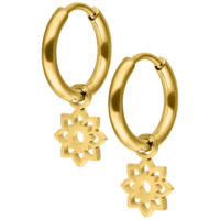Goldene Mini Flower Hoops Ohrringe Paar Goldene Ohrringe mit blumenförmigem Anhänger auf weißem Hintergrund