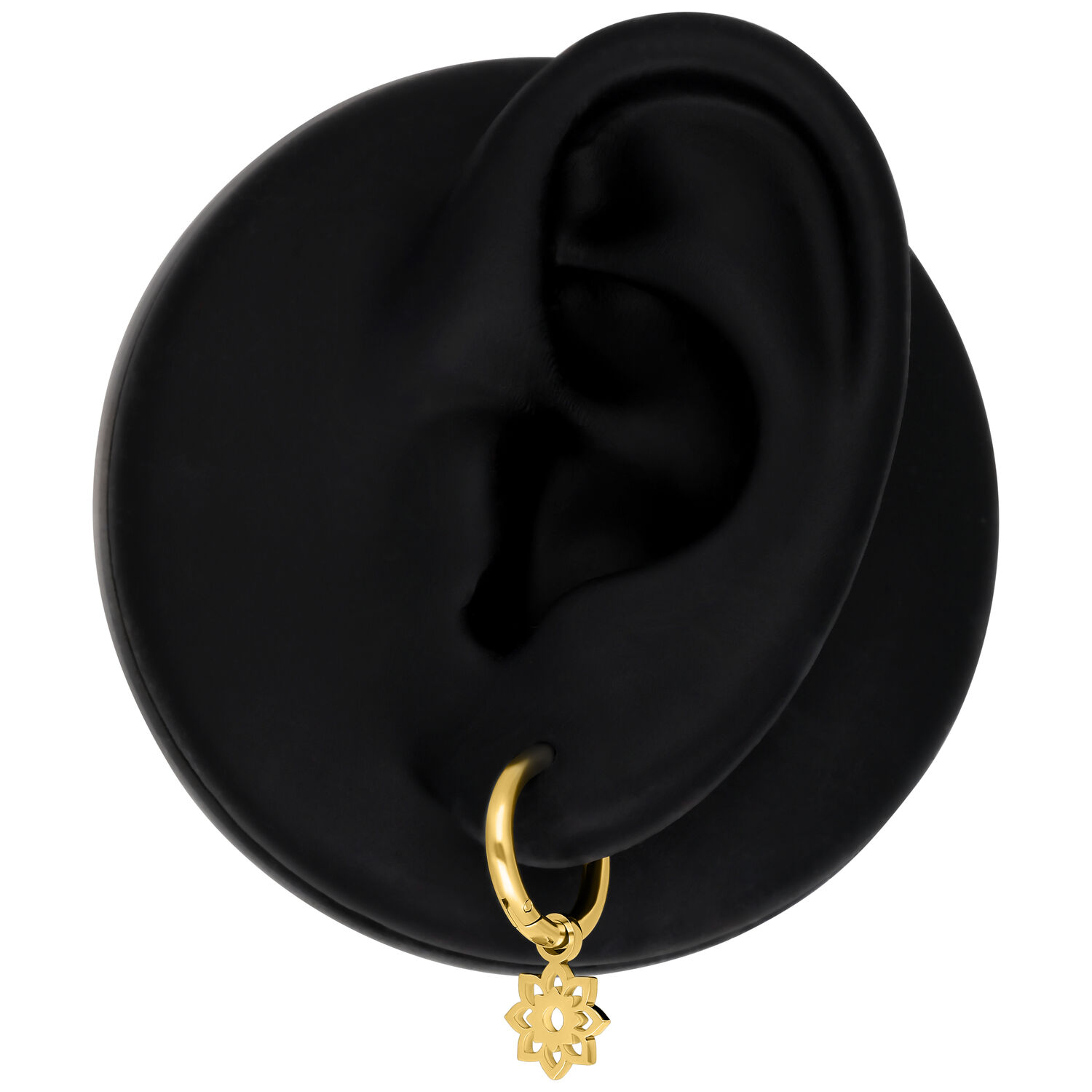 Goldene Mini Flower Hoops Ohrringe Goldene Mini Flower Hoops Ohrringe an schwarzem Modell-Ohr